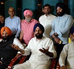 ਪ੍ਰੈਸ ਕਾਨਫਰੰਸ ਨੂੰ ਸੰਬੋਧਨ ਕਰਦੇ ਹੋਏ ਸ: ਬਿਕਰਮ ਸਿੰਘ ਮਜੀਠੀਆ, ਮਨਜਿੰਦਰ ਸਿੰਘ ਸਿਰਸਾ, ਵੀਰ ਸਿੰਘ ਲੋਪੋਕੇ ਤੇ ਹੋਰ ।