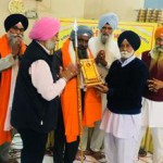 ਗੁਰਦੁਆਰਾ ਸਿੰਘ ਸਭਾ ਅਰਬਨ ਅਸਟੇਟ ਫੇਜ-2 ਪਟਿਆਲਾ ਦੀ ਪ੍ਰਬੰਧਕੀ ਕਮੇਟੀ ਦੇ ਮੈਂਬਰ ਭਾਈ ਬਲਜੀਤ ਸਿੰਘ ਚੰਡੀਗੜ੍ਹ ਨੂੰ ਸਨਮਾਨਤ ਕਰਦੇ ਹੋਏ।