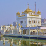 1920px-The_Sarovar_besides_the_GurudwaraTarn_Taran_Sahib,_Punjab,_India.resized