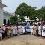 ਹੜ੍ਹ ਪ੍ਰਭਾਵਿਤ ਪਿੰਡਾਂ ਲਈ ਲੋੜੀਦੀ ਰਾਹਤ ਸਮਗਰੀ ਦੀ ਵੱਡੀ ਖੇਪ ਨੂੰ ਰਵਾਨਾ ਕਰਦੇ ਹੋਏ ਸੰਤ ਗਿਆਨੀ ਹਰਨਾਮ ਸਿੰਘ ਖਾਲਸਾ ਤੇ ਹੋਰ।