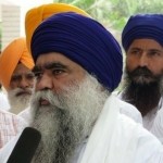 ਪੱਤਰਕਾਰਾਂ ਨਾਲ ਗੱਲਬਾਤ ਕਰਦੇ ਹੋਏ ਬਾਬਾ ਹਰਨਾਮ ਸਿੰਘ ਖ਼ਾਲਸਾ ਤੇ ਹੋਰ