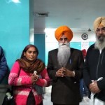 ਨਿੱਜੀ ਹਸਪਤਾਲ ਵਿਖੇ ਜੇਰੇ ਇਲਾਜ ਭਾਈ ਸਵਿੰਦਰ ਸਿੰਘ ਦੀ ਪਤਨੀ ਨੂੰ ਮਾਲੀ ਇਮਦਾਦ ਦਿੰਦੇ ਹੋਏ ਐਡਵੋਕੇਟ ਭਗਵੰਤ ਸਿੰਘ ਸਿਆਲਕਾ, ਭਾਈ ਸ਼ਮਸ਼ੇਰ ਸਿੰਘ ਜੇਠੂਵਾਲ ਅਤੇ ਪ੍ਰੋ: ਸਰਚਾਂਦ ਸਿੰਘ।