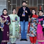 ਚੰਡੀਗੜ੍ਹ ਯੂਨੀਵਰਸਿਟੀ ਦੇ ਇੰਸਟੀਚਿਊਟ ਆਫ਼ ਡਿਸਟੈਂਸ ਅਤੇ ਆਨਲਾਈਨ ਲਰਨਿੰਗ ਦੇ ਅਧਿਕਾਰੀ ਡਿਸਟੈਂਸ ਐਜੂਕੇਸ਼ਨ ਪ੍ਰੋਗਰਾਮਾਂ ਸਬੰਧੀ ਮੋਬਾਇਲ ਐਪ ਜਾਰੀ ਕਰਦੇ ਹੋਏ।