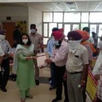 ਵਿਕਾਸ ਅਤੇ ਕਾਲੋਨੀ ਰੈਗੂਲਰ ਕਰਾਉਣ ਲਈ ਨਗਰ ਨਿਗਮ ਕਮਿਸ਼ਨਰ ਸ੍ਰੀਮਤੀ ਕੋਮਲ ਮਿੱਤਲ ਨੂੰ ਮੰਗ ਪੱਤਰ ਦਿੰਦੇ ਹੋਏ ਸਵਿਸ ਕਾਲੋਨੀਆਂ ਦੇ ਵਾਸੀ।