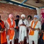 ਸ: ਕਰਤਾਰ ਸਿੰਘ ਪਹਿਲਵਾਨ ਅਤੇ ਪਰਿਵਾਰ ਨੂੰ ਸਨਮਾਨਿਤ ਕਰਦੇ ਹੋਏ ਸੰਤ ਬਾਬਾ ਜਸਪਾਲ ਸਿੰਘ, ਭਾਈ ਇਕਬਾਲ ਸਿੰਘ ਤੁੰਗ, ਬਾਬਾ ਸਤਨਾਮ ਸਿੰਘ ਅਕਾਲੀ, ਪ੍ਰਧਾਨ ਸ: ਨਰਿੰਦਰ ਸਿੰਘ ਵਡਾਲੀ ਡੋਗਰਾਂ ਤੇ ਹੋਰ।