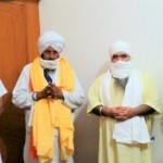 ਦਮਦਮੀ ਟਕਸਾਲ ਦੇ ਮੁੱਖ ਸੰਤ ਗਿਆਨੀ ਹਰਨਾਮ ਸਿੰਘ ਖ਼ਾਲਸਾ ਵੱਲੋਂ ਸੰਤ ਬਾਬਾ ਜਸਪਾਲ ਸਿੰਘ ਮੰਜੀ ਸਾਹਿਬ ਅਤੇ ਇਕਬਾਲ ਸਿੰਘ ਤੁੰਗ ਨੂੰ ਸਨਮਾਨਿਤ ਕਰਦੇ ਹੋਏ ਉਨ੍ਹਾਂ ਨਾਲ ਪ੍ਰੋ: ਸਰਚਾਂਦ ਸਿੰਘ।