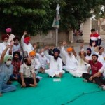 ਵਿਕਾਸ ਅਤੇ ਕਾਲੋਨੀ ਰੈਗੂਲਰ ਕਰਾਉਣ ਲਈ ਧਰਨਾ ਮਾਰਦੇ ਹੋਏ ਸਵਿਸ ਕਾਲੋਨੀਆਂ ( ਸਵਿਸ ਗਰੀਨ, ਸਵਿਸ ਲੈਂਡ) ਦੇ ਲੋਕ।