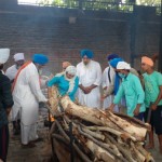 ਬਾਬਾ ਜਸਪਾਲ ਸਿੰਘ ਜੀ ਦੇ ਪਵਿੱਤਰ ਅੰਗੀਠੇ ਨੂੰ ਅਗਨੀ ਦਿਖਾਉਦੇ ਹੋੲ ਉਨ੍ਹਾਂ ਦੀ ਇਕਲੌਤੀ ਧੀ ਬੀਬਾ ਵਿਪਨਦੀਪ ਕੌਰ ।