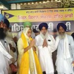 ਬਾਬਾ ਜਸਪਾਲ ਸਿੰਘ ਜੀ ਦੇ ਡੇਰੇ ਚਮਰੰਗ ਰੋਡ ਦੀ ਨਵੀਂ ਮੁਖੀ ਬੀਬੀ ਰਣਜੀਤ ਕੌਰ ਨੂੰ ਸਨਮਾਨਿਤ ਕਰਦੇ ਹੋਏ ਕਿਸਾਨ ਤੇ ਪੰਥਕ ਆਗੂ।