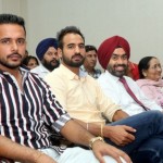 ਗੁਲਜ਼ਾਰ ਗਰੁੱਪ ਵਿਚ ਭਾਰਤੀ ਹਾਕੀ ਟੀਮ ਦੇ ਖਿਡਾਰੀ ਯਾਦਗਾਰੀ ਪਲਾਂ ਦੇ ਦੌਰਾਨ।