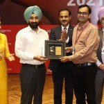 ਅਧਿਆਪਕ ਦਿਵਸ ਨੂੰ ਸਮਰਪਿਤ ਸਮਾਗਮ ਦੌਰਾਨ ਅਧਿਆਪਕਾਂ ਨੂੰ ਪੁਰਸਕਾਰਾਂ ਨਾਲ ਸਨਮਾਨਤ ਕਰਦੇ ਚੰਡੀਗੜ੍ਹ ਯੂਨੀਵਰਸਿਟੀ ਦੇ ਚਾਂਸਲਰ ਸ. ਸਤਨਾਮ ਸਿੰਘ ਸੰਧੂ।