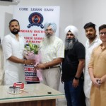 ਇੰਡੀਅਨ ਇੰਸਟੀਚਿਊਟ ਆਫ਼ ਸਟਾਕ ਮਾਰਕੀਟ ਐਨਾਲਿਸਿਸ (ਇਸਮਾ) ਦਾ ਅੱਜ ਅੰਮ੍ਰਿਤਸਰ ਦੇ ਬੀ ਬਲਾਕ ਰਣਜੀਤ ਐਵਿਨਿਊ ਵਿਖੇ ਉਦਘਾਟਨ ਮੌਕੇ ਸੰਸਥਾ ਦੇ ਚੇਅਰਮੈਨ ਸ:ਗੁਰਜੰਟ ਸਿੰਘ ਅਤੇ ਡਾਇਰੈਕਟਰ ਡਾ. ਦੀਕਸ਼ਿਤਾ (ਪੀਐਚਡੀ) ਨੂੰ ਵਧਾਈ ਦਿੰਦੇ ਹੋਏ ਪ੍ਰੋ: ਸਰਚਾਂਦ ਸਿੰਘ ਅਤੇ ਸ: ਸਾਹਿਬ ਸਿੰਘ ਢਿੱਲੋਂ ਤੇ ਹੋਰ।