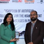 ‘ਪਲਾਂਟ ਡਿਸੀਜ਼ ਡਿਟੈਕਟਰ’ ਮੋਬਾਇਲ ਐਪ ਜਾਰੀ ਕਰਦੇ ਡੀ.ਐਸ.ਟੀ ਦੇ ਵਿਗਿਆਨੀ ਡਾ. ਰਸ਼ਮੀ ਸ਼ਰਮਾ, ਚੰਡੀਗੜ੍ਹ ਯੂਨੀਵਰਸਿਟੀ ਦੇ ਡੀਨ ਰਿਸਰਚ ਡਾ. ਸੰਜੀਤ ਸਿੰਘ ਅਤੇ ਨਾਲ ਐਪ ਨਿਰਮਾਤਾ ਅਮਿਤ ਵਰਮਾ।