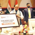 ਚੰਡੀਗੜ੍ਹ ਯੂਨੀਵਰਸਿਟੀ ਘੜੂੰਆਂ ਵੱਲੋਂ ਸੈਨਿਕਾਂ ਦੇ ਬੱਚਿਆਂ ਲਈ ਜਾਰੀ ਕੀਤੀ ਵਜ਼ੀਫ਼ਾ ਸਕੀਮ ਜਾਰੀ ਕਰਦੇ ਹੋਏ ਕੇਂਦਰੀ ਰੱਖਿਆ ਮੰਤਰੀ ਸ਼੍ਰੀ ਰਾਜਨਾਥ ਸਿੰਘ ਅਤੇ ਨਾਲ ਚੰਡੀਗੜ੍ਹ ਯੂਨੀਵਰਸਿਟੀ ਦੇ ਚਾਂਸਲਰ ਸ. ਸਤਨਾਮ ਸਿੰਘ ਸੰਧੂ ਅਤੇ ਸੀ.ਜੀ.ਸੀ ਦੇ ਪ੍ਰੈਜੀਡੈਂਟ ਸ਼੍ਰੀ ਰਛਪਾਲ ਸਿੰਘ ਧਾਲੀਵਾਲ।