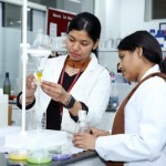 ਚੰਡੀਗੜ੍ਹ ਯੂਨੀਵਰਸਿਟੀ ਦੀ ਰਿਸਰਚ ਟੀਮ ਬਾਇਓ ਕੀਟਨਾਸ਼ਕ ਸਪਰੇਅ ਸਬੰਧੀ ਜਾਣਕਾਰੀ ਦਿੰਦੀ ਹੋਈ।