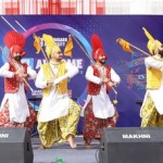 ਚੰਡੀਗੜ੍ਹ ਯੂਨੀਵਰਸਿਟੀ ਵਿਖੇ ਸੱਭਿਆਚਾਰਕ ਸਮਾਗਮ ਦੌਰਾਨ ਵੱਖ-ਵੱਖ ਵਿਭਾਗਾਂ ਦੇ ਵਿਦਿਆਰਥੀ ਆਪੋ-ਆਪਣੀਆਂ ਪੇਸ਼ਕਾਰੀਆਂ ਦਿੰਦੇ ਹੋਏ।