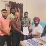 ਦਲਿਤ ਭਾਈਚਾਰੇ ਨਾਲ ਸੰਬੰਧਿਤ ਭਾਜਪਾ ਵਰਕਰ ਨੂੰ ਇਨਸਾਫ਼ ਦਿਵਾਉਣ ਲਈ ਐਸ ਡੀ ਐਮ ਬਾਬਾ ਬਕਾਲਾ ਕੋਲ ਮਾਮਲਾ ਉਠਾਉਂਦੇ ਹੋਏ ਭਾਜਪਾ ਜ਼ਿਲ੍ਹਾ ਜਨਰਲ ਸਕੱਤਰ ਡਾ: ਅਰਵਿੰਦ ਸ਼ਰਮਾ ਤੇ ਹੋਰ।