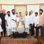 ਮਹਾਰਾਸ਼ਟਰ ਦੇ ਮਾਣਯੋਗ ਰਾਜਪਾਲ ਸ੍ਰੀ ਭਗਤ ਸਿੰਘ ਕੋਸ਼ਿਆਰੀ ਨੂੰ ਸੁਪਰੀਮ ਕੌਂਸਲ ਨਵੀਂ ਮੁੰਬਈ ਗੁਰਦੁਆਰਾ ਦੇ ਚੇਅਰਮੈਨ ਭਾਈ ਜਸਪਾਲ ਸਿੰਘ ਸਿੱਧੂ ਦੀ ਅਗਵਾਈ ’ਚ ਇਕ ਵਫ਼ਦ ਵੱਲੋਂ ਇਕ ਮੰਗ ਪੱਤਰ ਦਿੰਦੇ ਹੋਏ ।