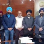 ਯੂਨੀਵਰਸਿਟੀ ਦੇ ਉਪ-ਕੁਲਪਤੀ ਡਾ ਜਸਪਾਲ ਸਿੰਘ  ਗੁਰੂ ਨਾਨਕ ਦੇਵ ਯੂਨੀਵਰਸਿਟੀ ਆਫੀਸਰਜ਼ ਡੈਮੋਕਰੇਟਿਕ ਫਰੰਟ ਦੇ ਆਗੂਆਂ ਨਾਲ ਜਿੱਤ 'ਤੇ ਖੁਸ਼ੀ  ਸਾਂਝੀ  ਕਰਦੇ ਹੋਏ ।