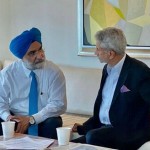 ਕੇਂਦਰੀ ਵਿਦੇਸ਼ ਮੰਤਰੀ ਡਾ. ਜੈਸ਼ੰਕਰ ਨਾਲ ਗੱਲਬਾਤ ਕਰਦੇ ਹੋਏ ਸਾਬਕਾ ਰਾਜਦੂਤ ਸ. ਤਰਨਜੀਤ ਸਿੰਘ ਸੰਧੂ ।