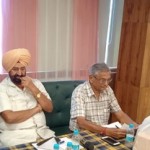 ਉਜਾਗਰ ਸਿੰਘ ਭਾਸ਼ਣ ਦਿੰਦੇ ਹੋਏ, ਮੀਟਿੰਗ ਵਿੱਚ ਸ਼ਾਮਲ ਸੀਨੀਅਰ ਸਿਟੀਜ਼ਨਜ਼