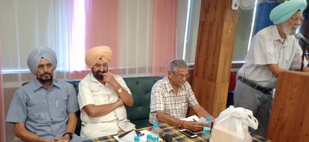 ਉਜਾਗਰ ਸਿੰਘ ਭਾਸ਼ਣ ਦਿੰਦੇ ਹੋਏ, ਮੀਟਿੰਗ ਵਿੱਚ ਸ਼ਾਮਲ ਸੀਨੀਅਰ ਸਿਟੀਜ਼ਨਜ਼