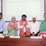 ਪੰਜਾਬੀ ਯੂਨੀਵਰਸਿਟੀ ਪਟਿਆਲਾ ਦੇ ਉਪਕੁਲਪਤੀ ਡਾ. ਜਗਦੀਪ ਸਿੰਘ  ਅਤੇ ਵਿਭਾਗ ਮੁਖੀ ਡਾ. ਰਾਜਵੰਤ ਕੌਰ ਪੰਜਾਬੀ ਉਘੇ ਵਿਦਵਾਨ ਡਾ. ਤਰਸੇਮ ਸ਼ਰਮਾ ਨੂੰ ਸਨਮਾਨਿਤ ਕਰਦੇ ਹੋਏ। ਨਾਲ ਖੜ੍ਹੇ ਹਨ ਹੋਰ ਵਿਦਵਾਨ ਅਧਿਆਪਕ।