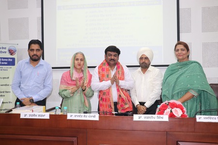  ਪੰਜਾਬੀ ਯੂਨੀਵਰਸਿਟੀ ਪਟਿਆਲਾ ਦੇ ਉਪਕੁਲਪਤੀ ਡਾ. ਜਗਦੀਪ ਸਿੰਘ  ਅਤੇ ਵਿਭਾਗ ਮੁਖੀ ਡਾ. ਰਾਜਵੰਤ ਕੌਰ ਪੰਜਾਬੀ ਉਘੇ ਵਿਦਵਾਨ ਡਾ. ਤਰਸੇਮ ਸ਼ਰਮਾ ਨੂੰ ਸਨਮਾਨਿਤ ਕਰਦੇ ਹੋਏ। ਨਾਲ ਖੜ੍ਹੇ ਹਨ ਹੋਰ ਵਿਦਵਾਨ ਅਧਿਆਪਕ।