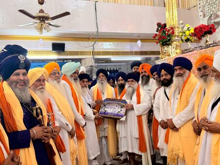 ਤਖ਼ਤ ਸ੍ਰੀ ਦਮਦਮਾ ਸਾਹਿਬ ਵਿਖੇ ਸੰਤ ਗਿਆਨੀ ਹਰਨਾਮ ਸਿੰਘ ਖ਼ਾਲਸਾ ਦਾ ਸਨਮਾਨ ਕਰਦੇ ਹੋਏ ਸ਼੍ਰੋਮਣੀ ਕਮੇਟੀ ਦੇ ਪ੍ਰਧਾਨ ਸ: ਹਰਜਿੰਦਰ ਸਿੰਘ ਧਾਮੀ ਅਤੇ ਪਤਵੰਤੇ ਸੱਜਣ।