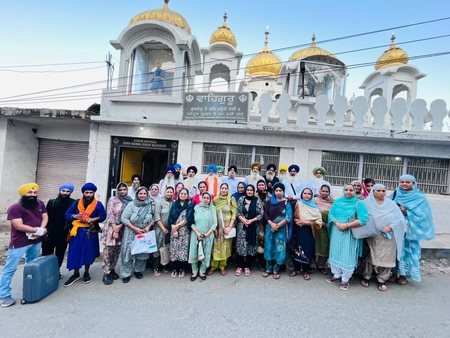 ਬਾਬਾ ਬੰਦਾ ਸਿੰਘ ਬਹਾਦਰ ਦੀ ਜਨਮ-ਭੂਮੀ ਰਾਜੌਰੀ ਤੋਂ ਗੁਰਦੁਆਰਾ ਕਮੇਟੀ ਜਥੇ ਨੂੰ ਸਨਮਾਨਿਤ ਕਰਦਿਆਂ ਪਠਾਨਕੋਟ ਲਈ ਰਵਾਨਾ ਕਰਦੇ ਹੋਏ।